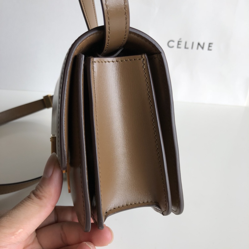 CELINE Classic box 全新品质升级 box 进口皮手搓纹 钢扣 17cm 焦糖色