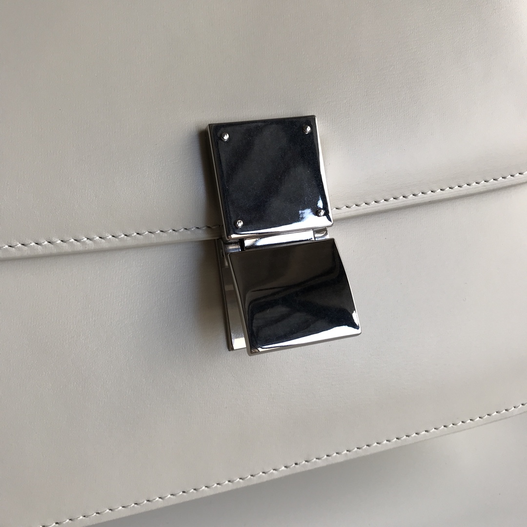 CELINE 全新升级classic box 冰白手搓纹金银扣 搭配羊皮内里 完美复古包 24cm