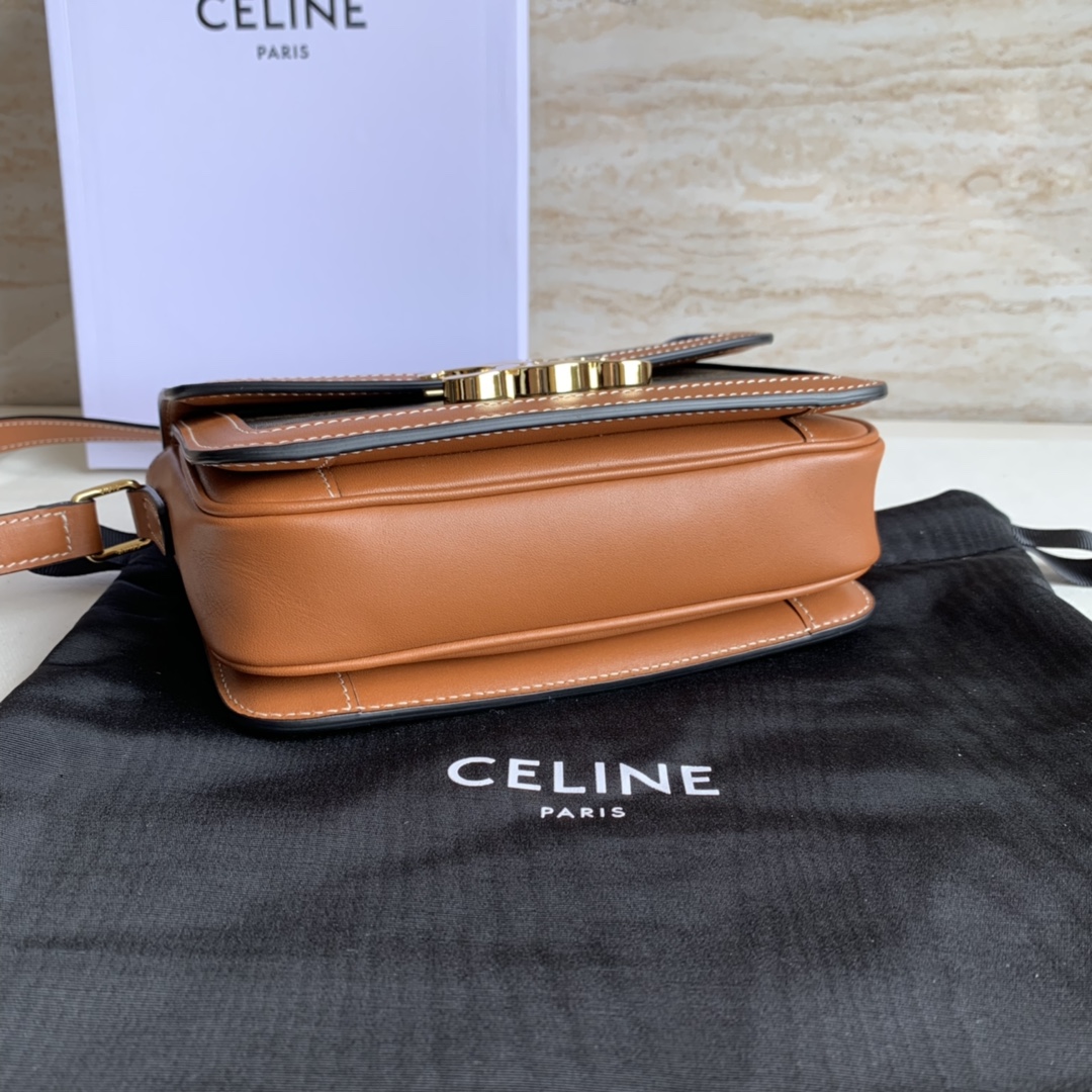 Celine 官网同步 TRIOMPHE帆布和小牛皮小号手袋 7 X 6 X 2英寸(18.5 X 14 X 6厘米)
